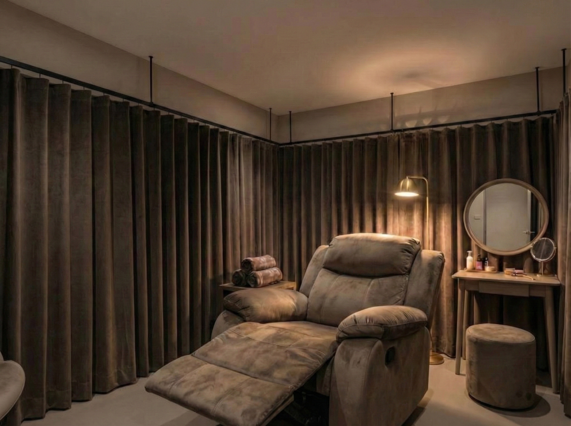 リラックスできる個室空間。温かい照明とゼログラビティチェアが配置された静寂の空間